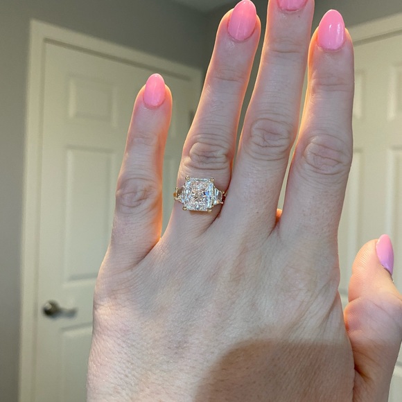 18k Spectacular 4.70Ct Diamond Ring - Picture 6 of 14